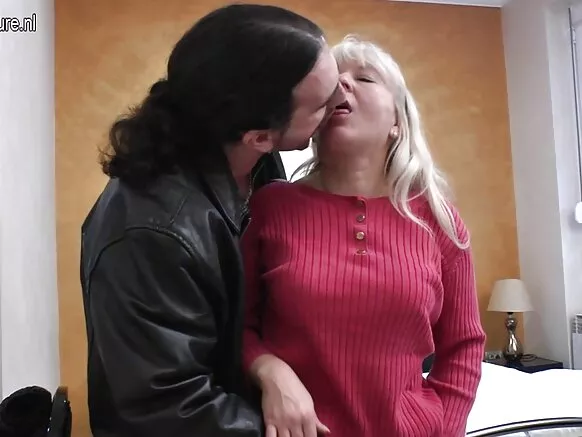 Maman anal mature Lara Hard asali sexe na jeune molingami na ye.