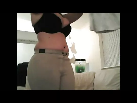 Sexy British PAWG alongoli bolumbu mpe asali anal striptease HD 18 na pantalon na ye ya serré.