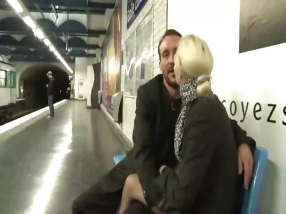 Alicia asibi na anal amateur na service anal xxx na métro na William.